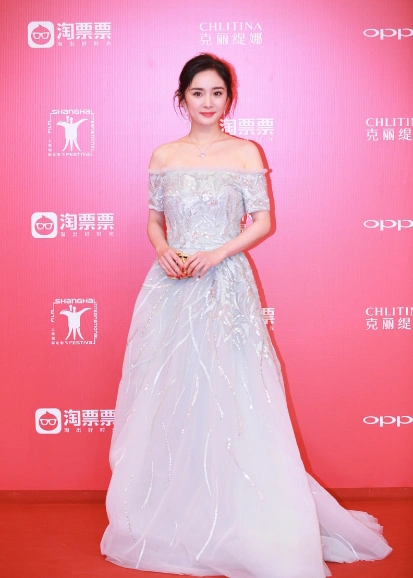 杨幂一字肩礼服,加上精致的妆容,真是太美了_高清图集_新浪网