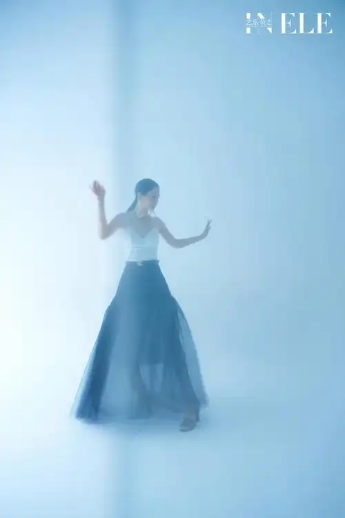 邓英时尚大片曝光 诠释时光的力量