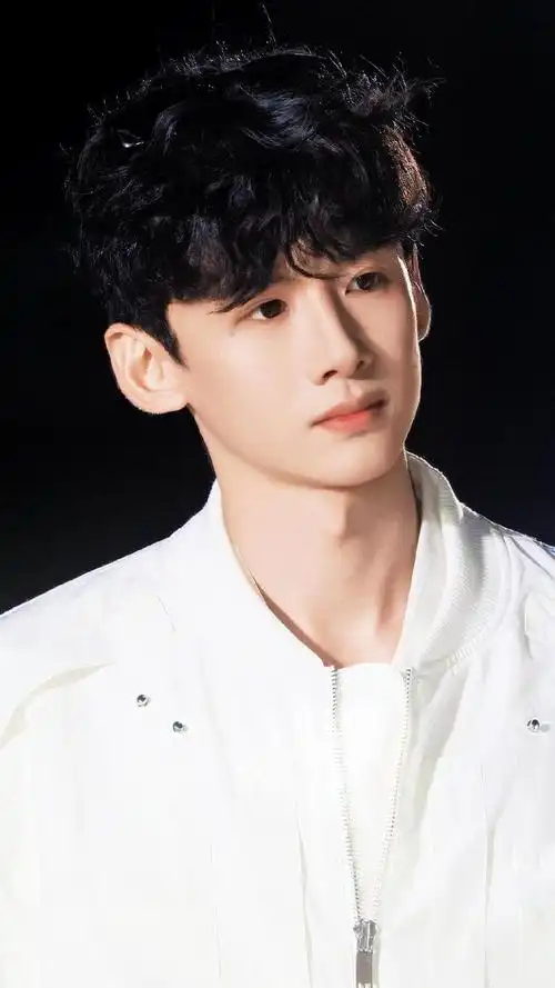 白敬亭* 可爱小卷毛!__财经头条