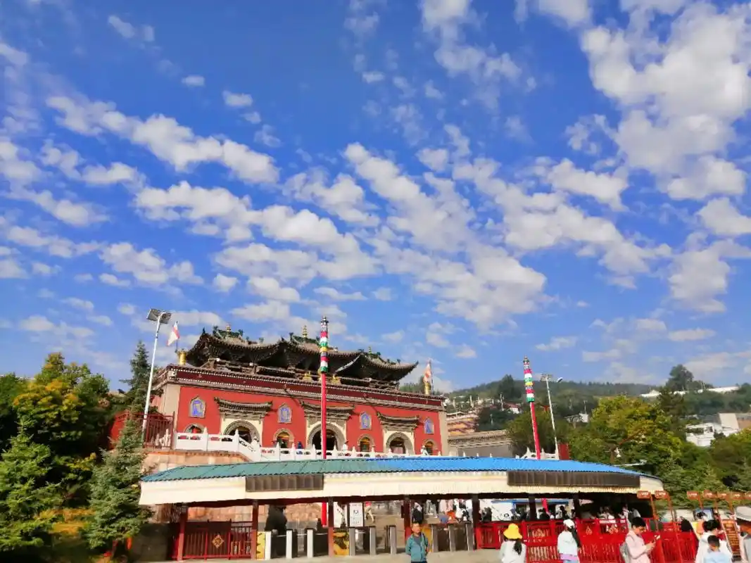 塔尔寺 寺院内酥油花,壁画和堆绣,被誉为塔尔寺艺术三绝.酥 - 兑趑