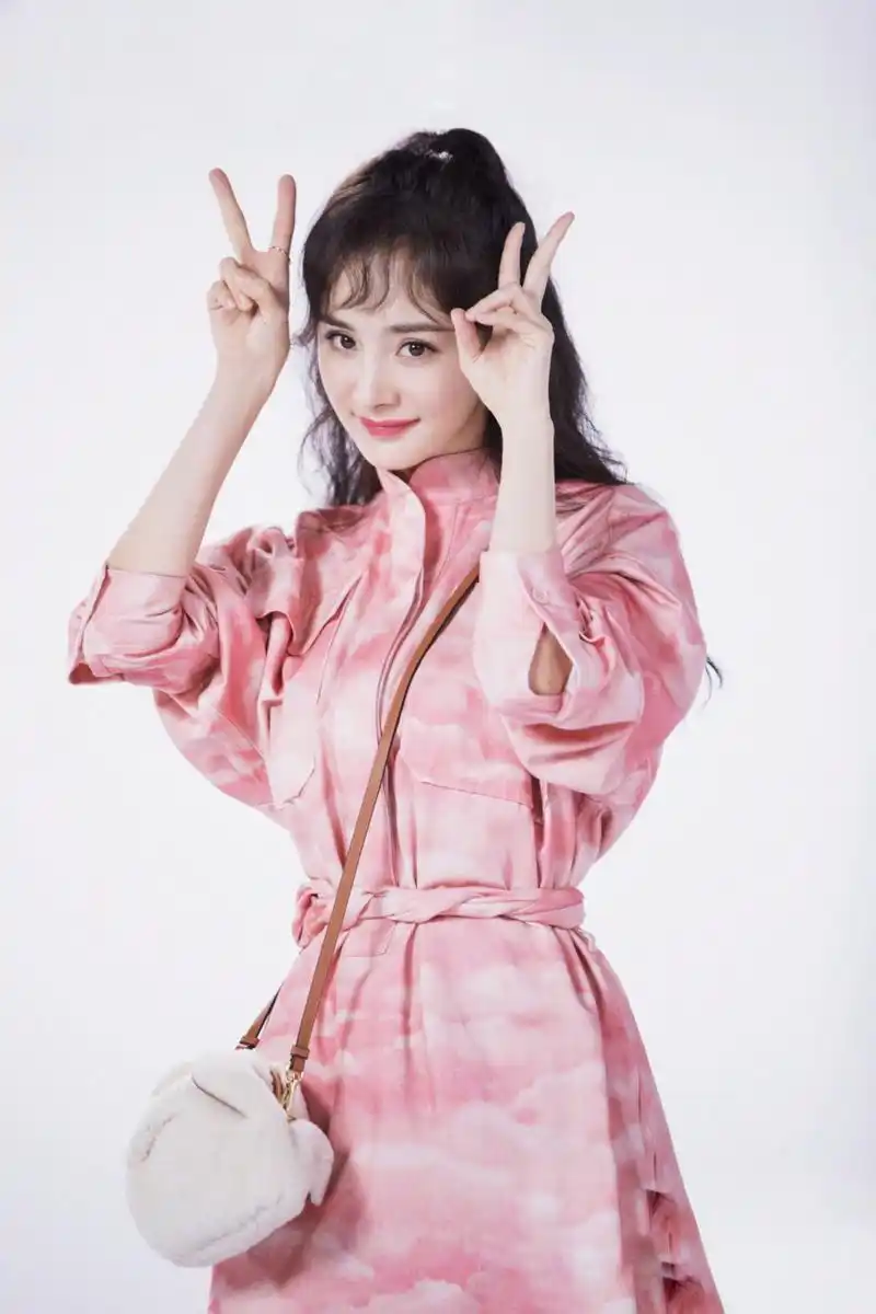 杨幂# 杨幂一直都是美少女一枚,走在时尚潮流的前线,私服都不要太