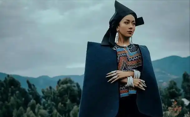 吉克隽逸:立了10年的"淳朴"人设,终于崩塌了