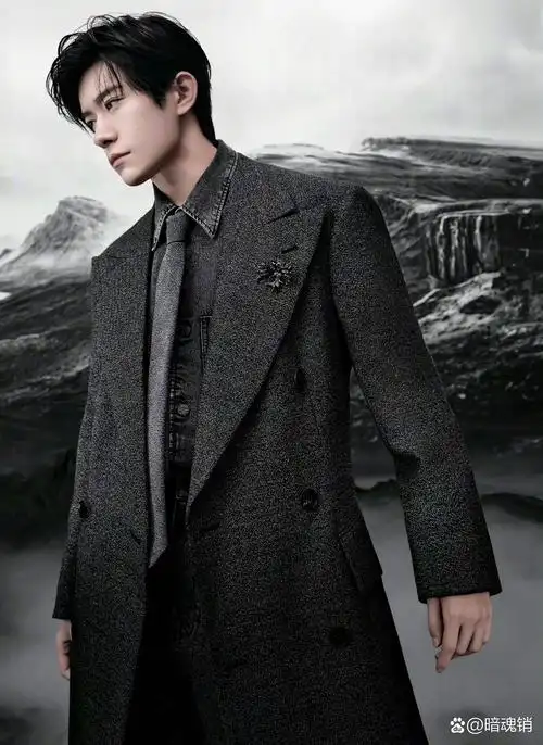 易烊千玺emporio armani 2024秋冬系列大片,黑色牛仔套装 灰色西装