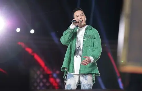 陈伟霆舞台照汇总:在今年的虽然大部分台都是有跨年晚会,但大部分大牌