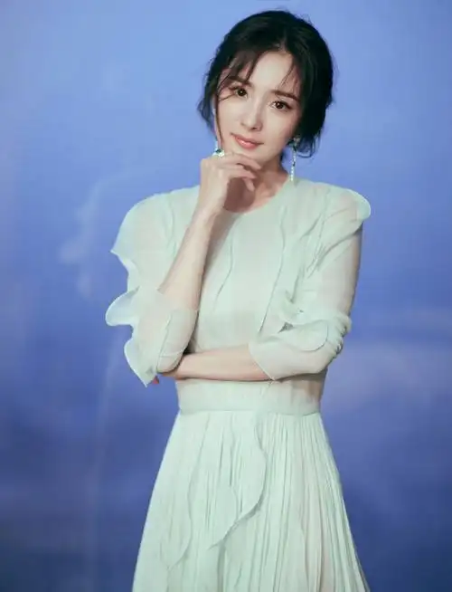 曼妙纱裙,清丽优雅  眼中柔情,令人着迷    晚安@杨幂  晚安胖蜂