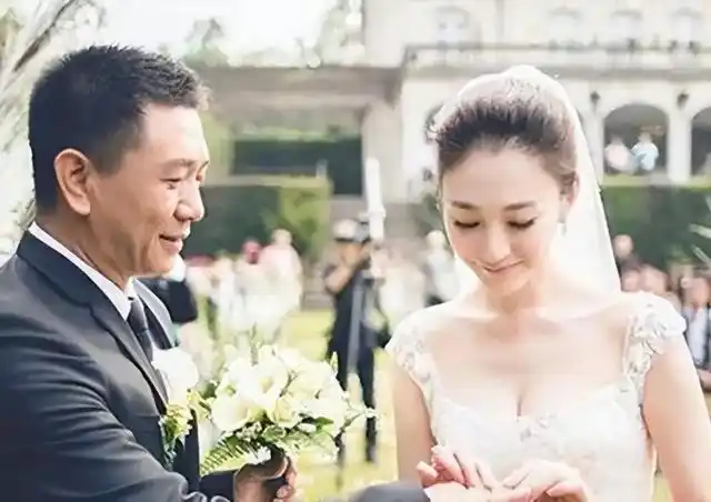 李小冉:两任男友因争风吃醋,刀光相向,最终嫁给"男闺蜜"