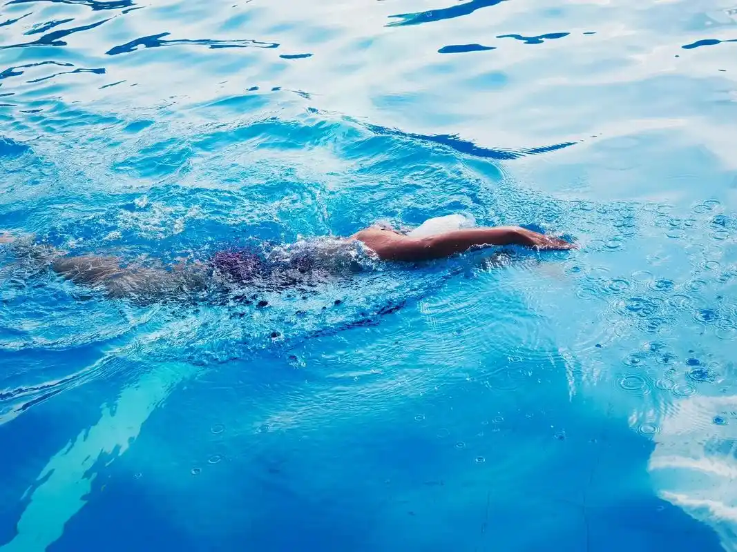 不知道冬泳到底有什么好处,但我知道每一次下水都又