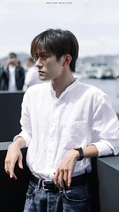 谁能拒绝这组白衬衫配牛仔裤太好看了    #易烊千玺电影狂野时代