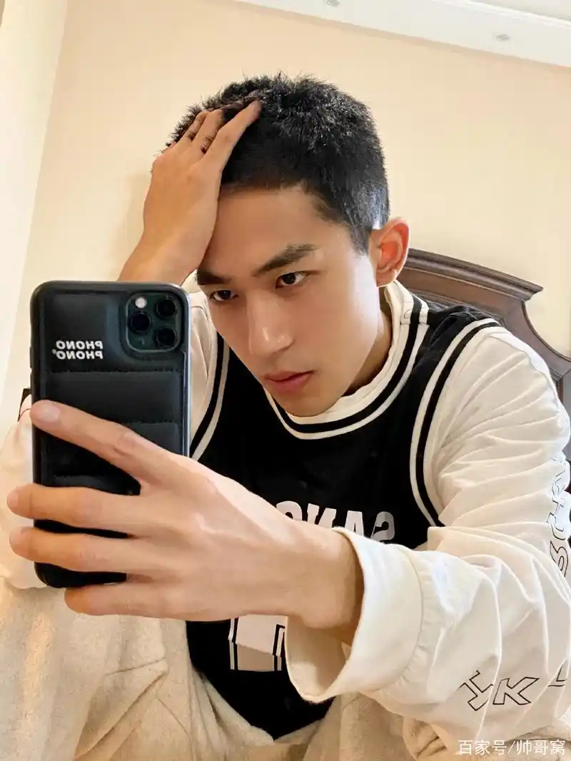 寸头神仙颜值校草,痞帅的外表,让无数人暗恋的小哥哥!