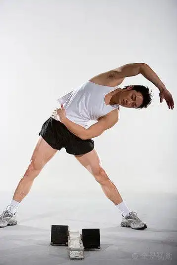 一名男运动员在做起跑前的准备动作