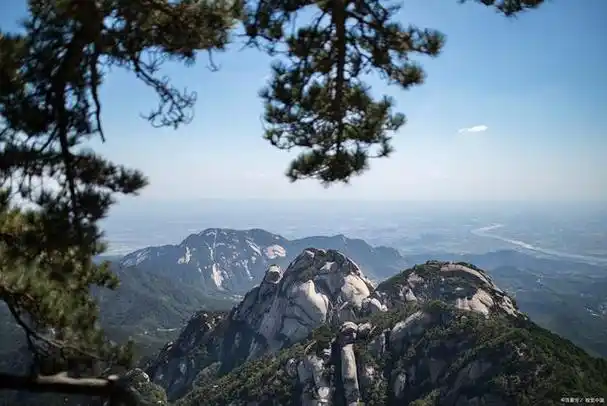 天柱山风景区:云雾缭绕的自然仙境