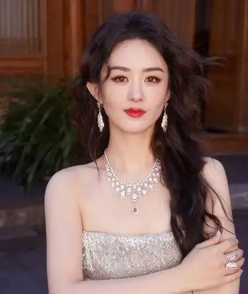 赵丽颖参加珠宝展,一身红裙引关注,头戴王冠似女王