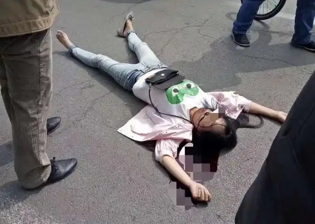 女子倒地,急寻家属的视频在辽阳群被大量转发,很多辽阳人都很关心女子