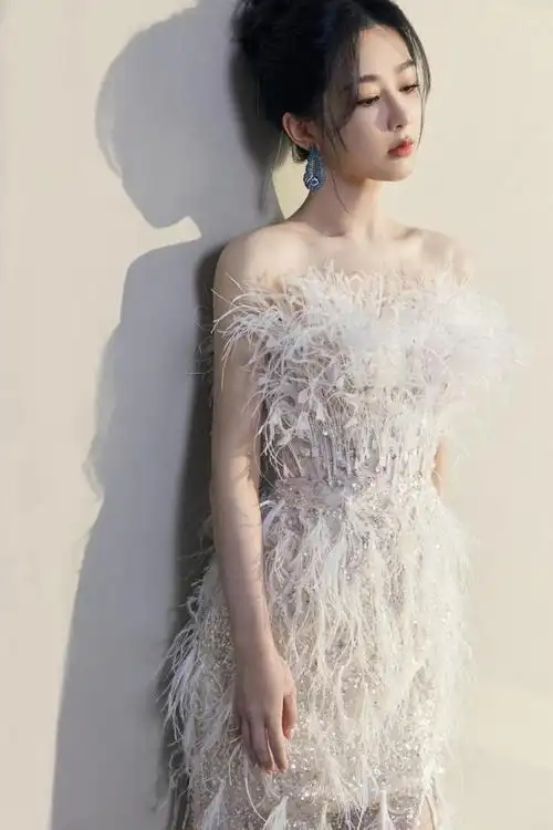 时尚潮流穿搭:杨紫的羽毛装亮相《长相思》收官庆典|抹胸|礼服|宝诗龙