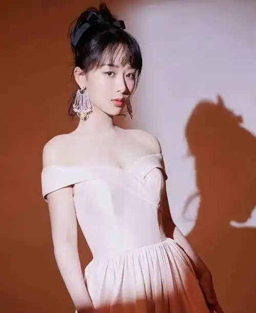 原创杨紫近照大变样尖下巴抢镜美颜滤镜开得太夸张了