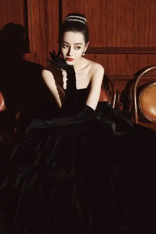 微博之夜##迪丽热巴赫本造型