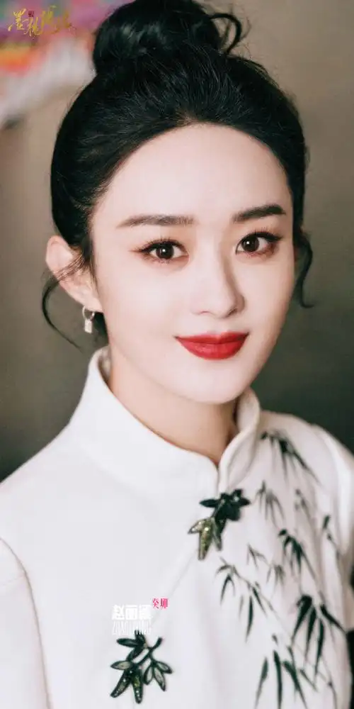 赵丽颖端庄大气