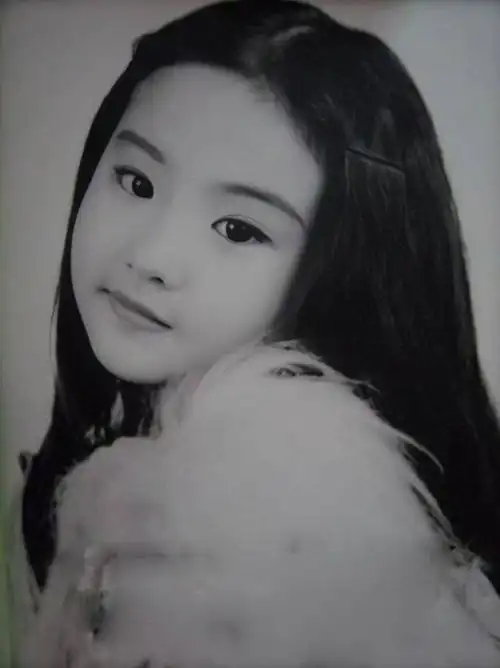 刘亦菲的古典美小脸与小时候婴儿胖脸相差甚远化了妆更加精致