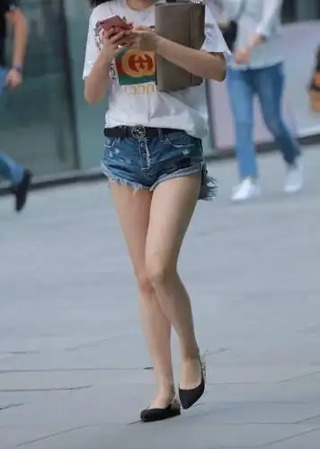 cucci短t搭配磨边牛仔热裤 性感可人|性感|紧身裙|牛仔短裤_新浪新闻