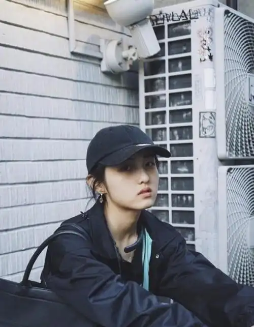 17岁张子枫街拍,一身黑色look个性十足还很酷,素颜出镜好耿直