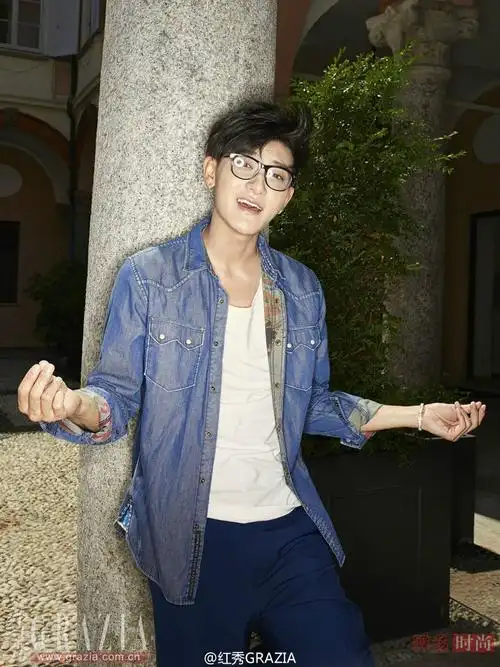 黄子韬戴眼镜撩起刘海竟然这么帅