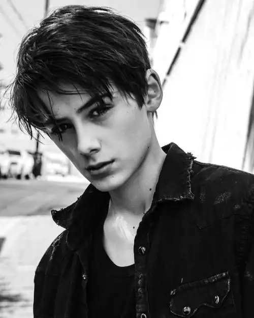 12岁被誉为"世界第一美少年",蓝色眼眸惊艳世人,交往华裔女友