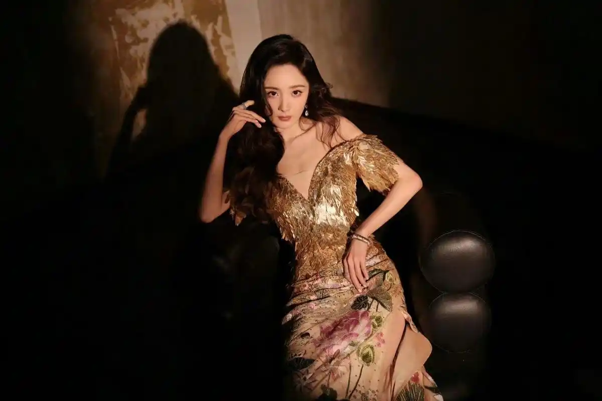 杨幂# 最新一组活动造型图,身穿2023秋冬高定礼服惊艳亮相,鎏金右翼