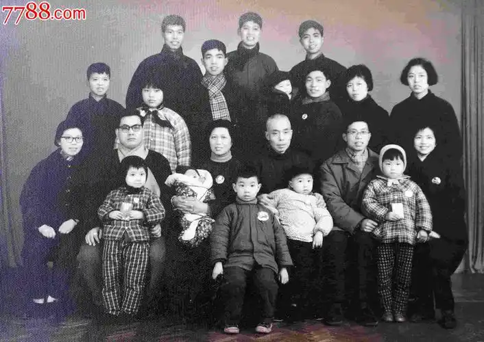 文革戴毛章,拿语录的全家福