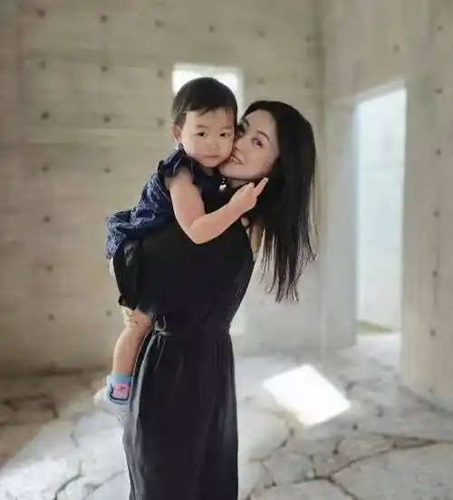 朱珠女儿亮相,迷你版爸爸萌翻众人!_小姑娘_照片_社交