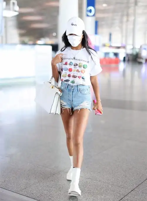 吉克隽逸让人好难懂,短裤搭背心好清爽,可夏天戴毛线帽不热吗?