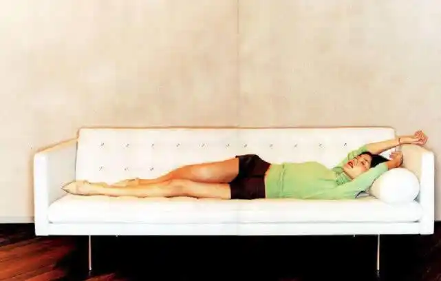 王菲早年泳衣广告,躺沙发上太撩人,身材有料不输柏芝