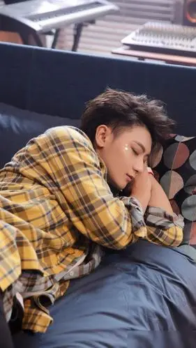 歌手黄子韬,帅气舞台照来了,请看时尚炫酷的写真照