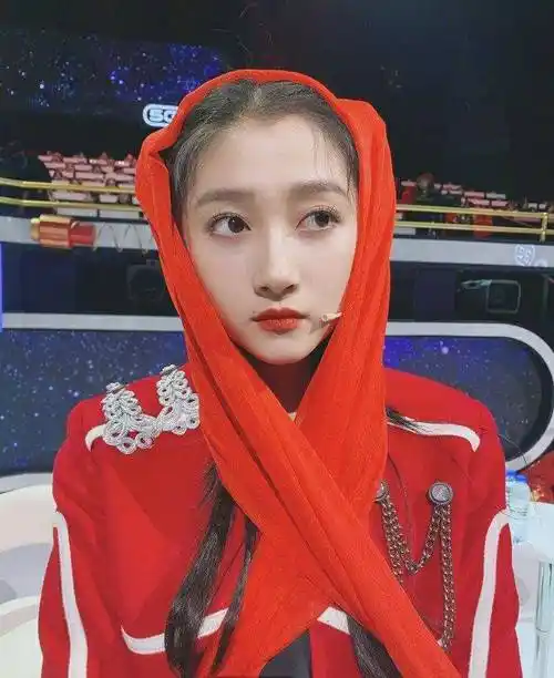 关晓彤事业迎来巅峰,又一次荣登榜首,王一博只能屈居第二,易烊千玺第