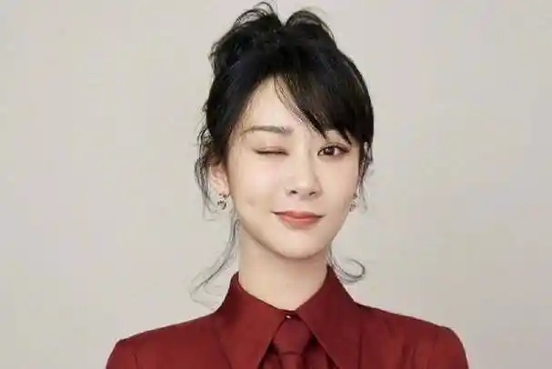 杨紫零点晒28岁庆生照,手捧蛋糕对镜wink甜卖萌,佟年也准时送祝福