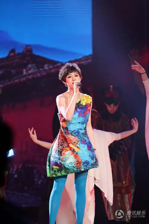 今晚剧终 "甄嬛娘娘"穿越现场深情献唱(我没看错吧,还有温太医?