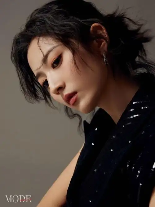 站在岁序交替的节点,陈钰琪超话认为自己"潜移默化的在成长",时刻自行