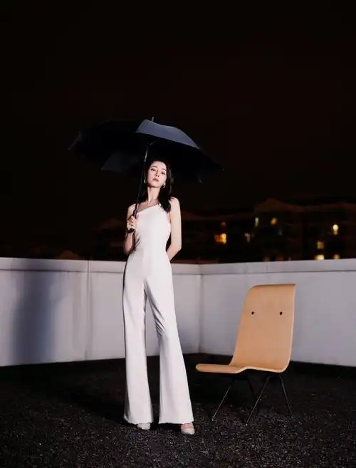 组图:迪丽热巴天台撑伞氛围感大片释出 眼神凝视霸气侧漏_高清图集