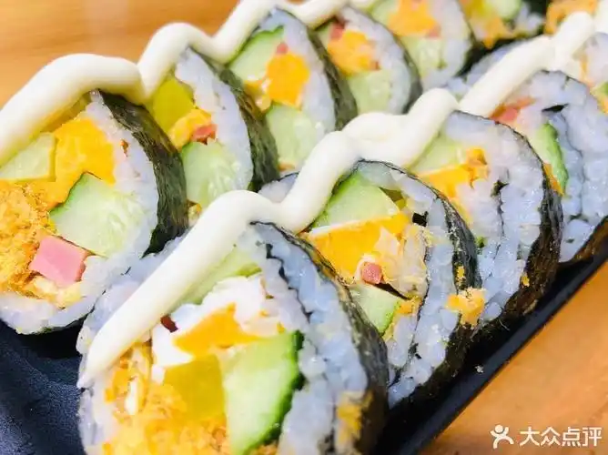 肉松蛋黄紫菜包饭图片