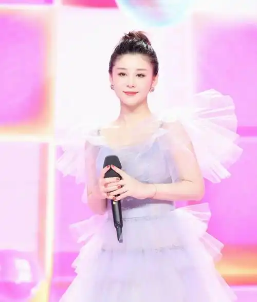 李小萌,时尚俏丽,端庄大方的写真照!__财经头条