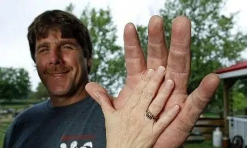 世界上最大的手杰夫达比被称为现实版的大力水手