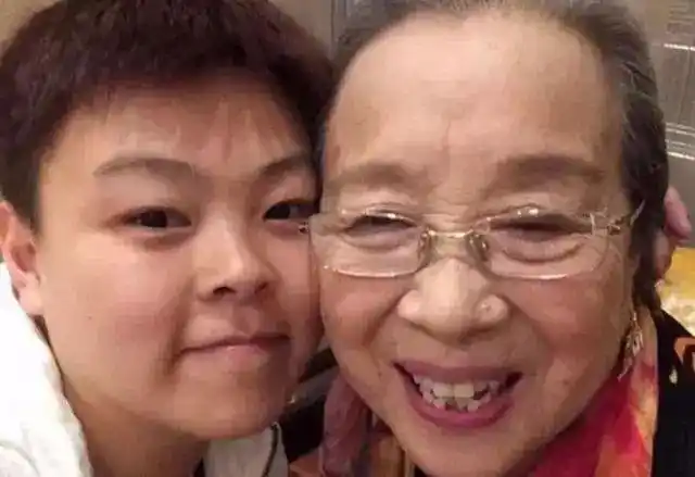 "容嬷嬷"李明启与老伴近照,老两口年过八十,依然恩爱如初