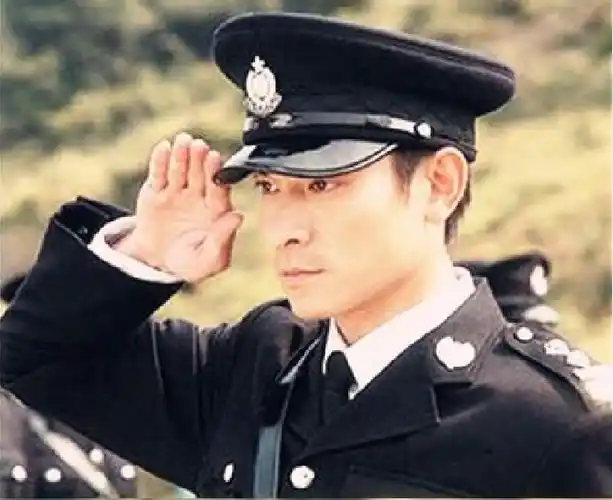 演艺界常青树刘德华的军礼照,刘德华出演过多部电影的警察角色,但是让