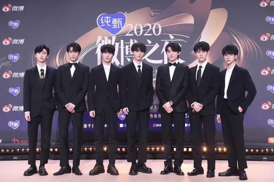 组图:2020新浪微博之夜举行 时代少年团穿黑西装亮相帅气有型