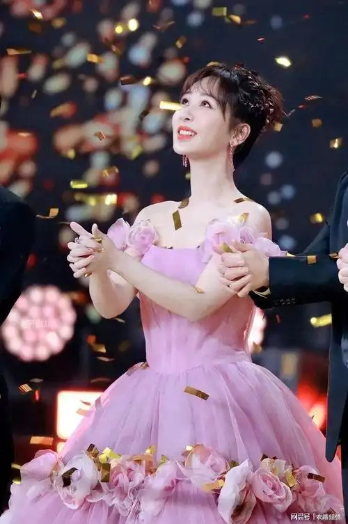 杨紫粉红一字肩纱裙礼服|裙摆|晚礼服_网易订阅