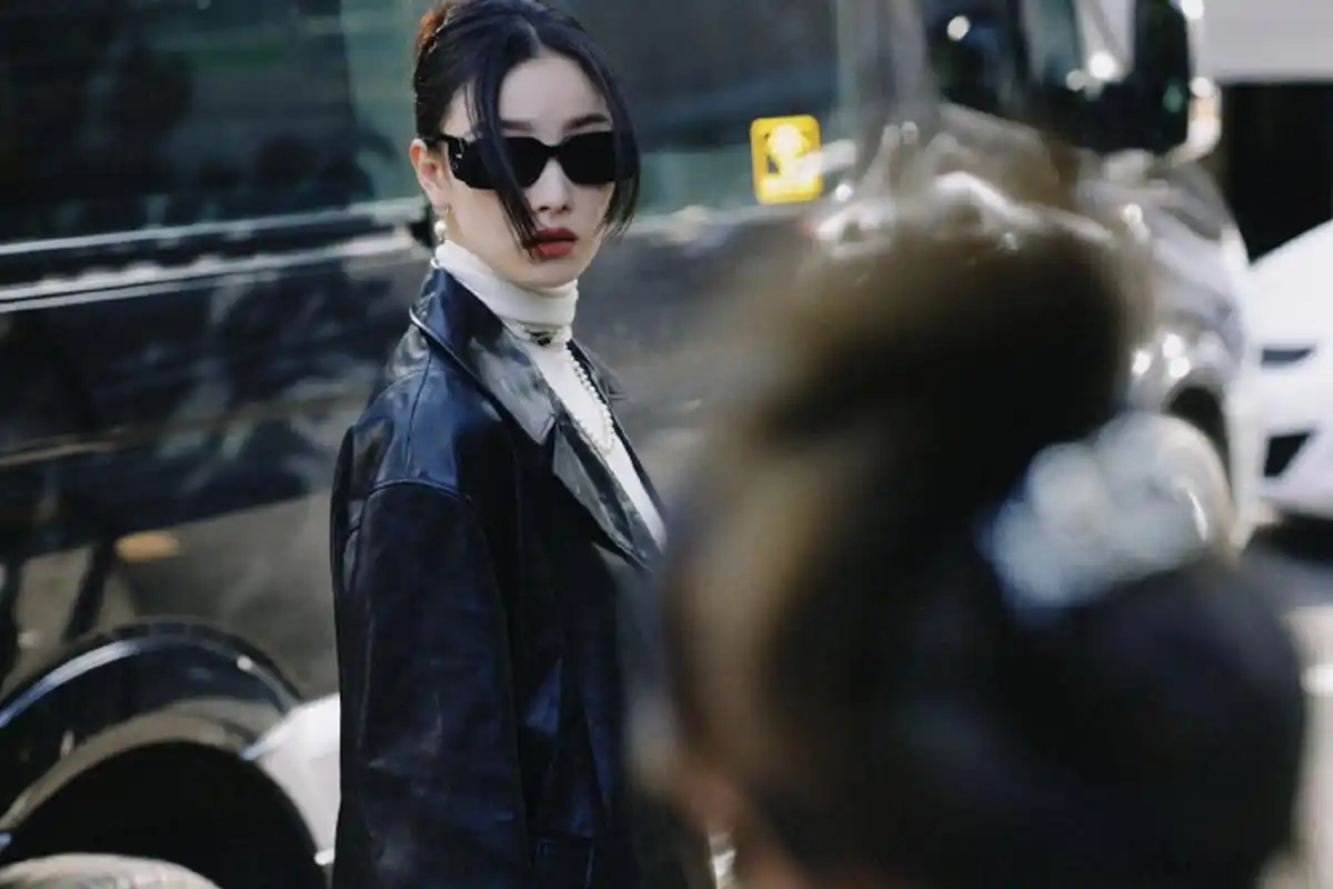 倪妮韩国街拍# 倪妮韩国街拍,皮衣搭配皮质半身裙slay造型登场,举手