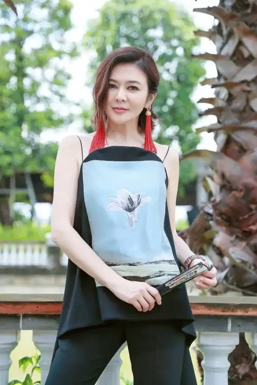 关之琳烫了波波头真减龄,穿挂脖豹纹连衣裙气质惊艳,越老越耐看