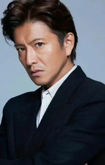 50岁木村拓哉晒出近照,面容间难掩憔悴,但却依旧帅气如18岁