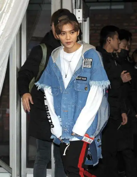 鹿晗反戴棒球帽耍帅 进场张大嘴表情可爱