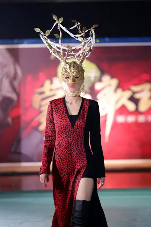 《蒙面歌王》野草补位 那英汪峰赞不绝口