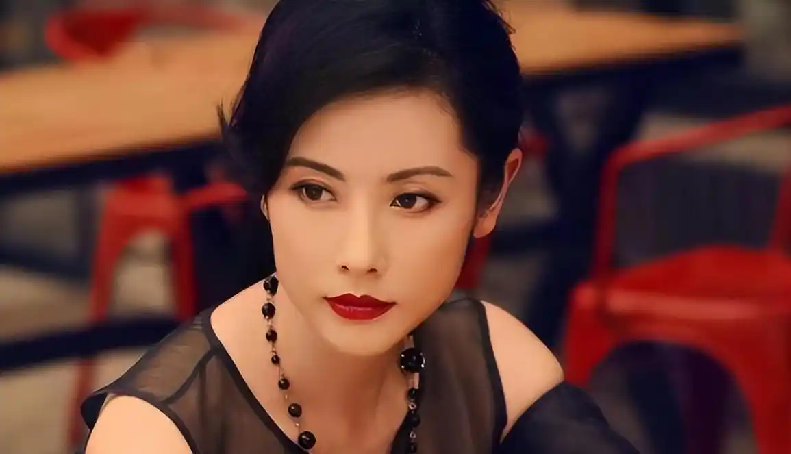 演员杨明娜:22岁走红,41岁结婚生子,44岁和前夫田亮对簿公堂